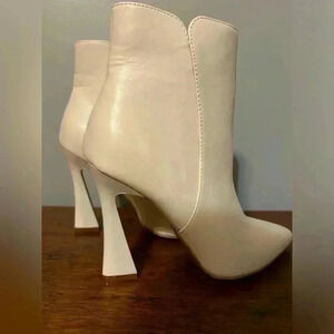 Qupid sexy women’s sz 5-6 ivory, cream, winter white boots, booties, heels
